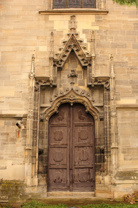 旧的哥特式教堂的入口
