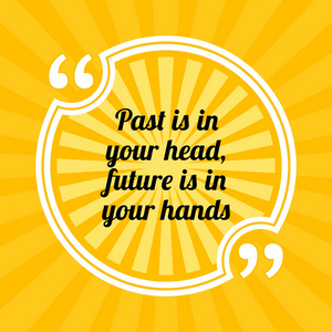 鼓舞人心的激励报价。过去在你的脑海里, 未来就在你的手中。黄色背景下的太阳光线引用符号