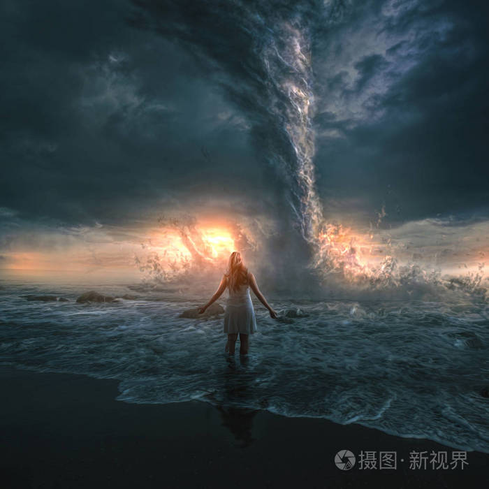 一个女人勇敢地站在一个大龙卷风面前的海洋