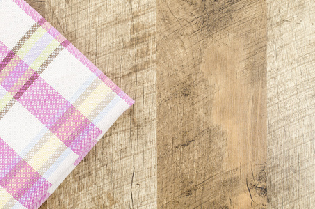 紫毛巾在白色的木桌