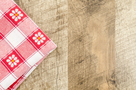 在木桌的红色折叠的桌布