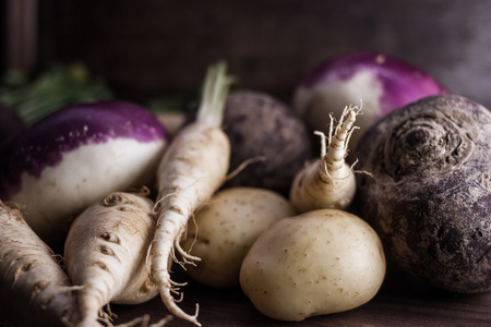 根菜类蔬菜从棕色背景上花园照片