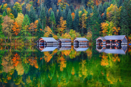 朦胧的早晨在 Altaussee 村。朦胧的秋景在清晨。镜像反射。地点 奥地利施蒂里亚 Liezen 区 Altaussee 