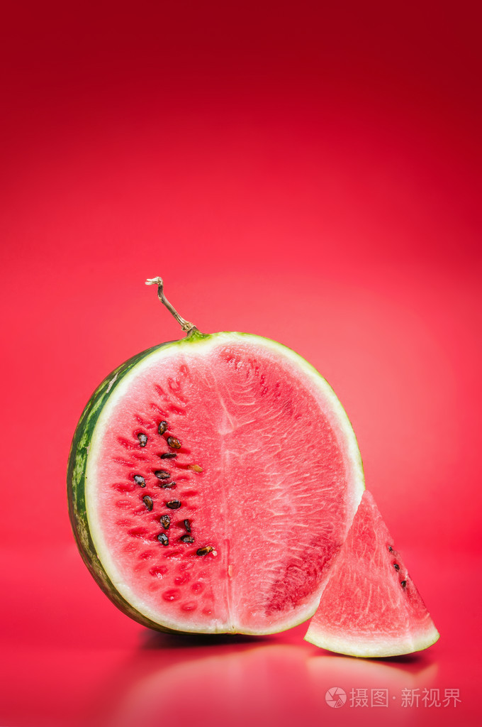 西瓜红色背景上