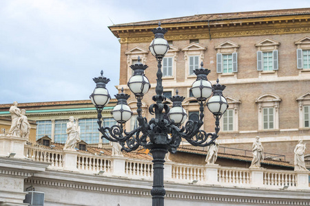 美丽的古灯装饰梵蒂冈圣彼得广场