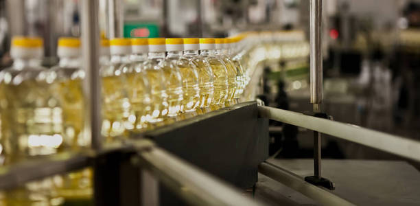 向日葵油在瓶子上移动的生产线上。浅自由度