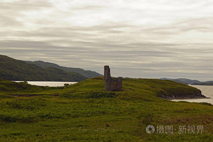 Ardvreck 城堡是一个被毁的城堡在苏格兰高地。位于 Assynt 湖的一个半岛上, 建于第十五世纪末, 它被归类为预定的纪