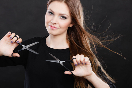 用剪刀修剪头发图片