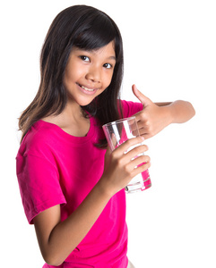 青春期前的亚洲年轻女孩与一杯水