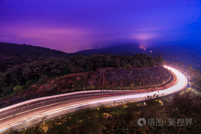 空的沥青路面在日出