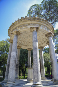 意大利罗马的波赛公园花园。小庙