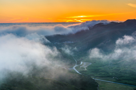 从黄金鹰山岬雾观日出日落图片