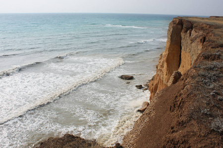 海浪冲浪岩石和悬崖。黑海。夏天。从上面查看