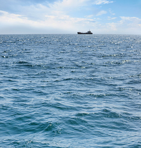 石油运输车船在海上照片