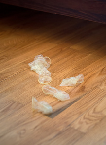 乱卧室凌乱的房间在旅馆里,在地板上的避孕套照片