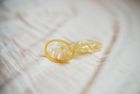 在旅馆里,避孕套在橡皮布上的凌乱床照片