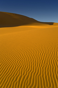 日落时在撒哈拉沙漠，利比亚的沙丘