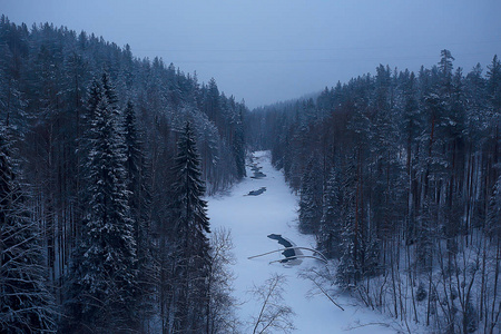 河和雪场, 在全景风景的冬天薄雾