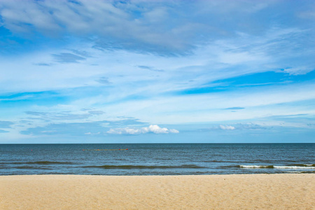 海滩风景。由海和天空