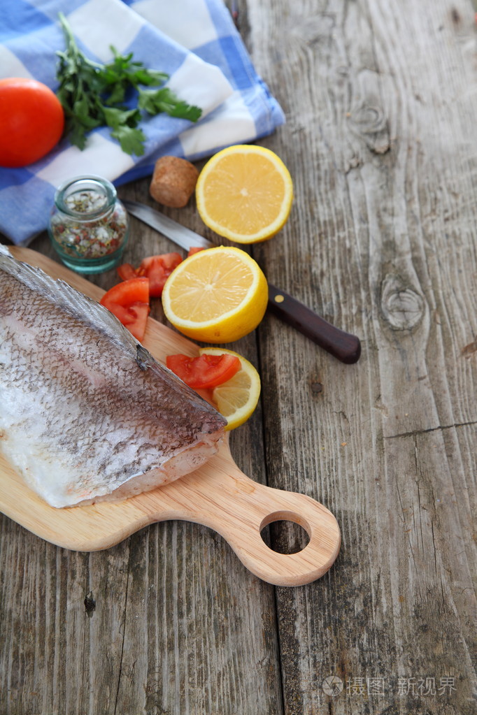 在砧板上的生鱼