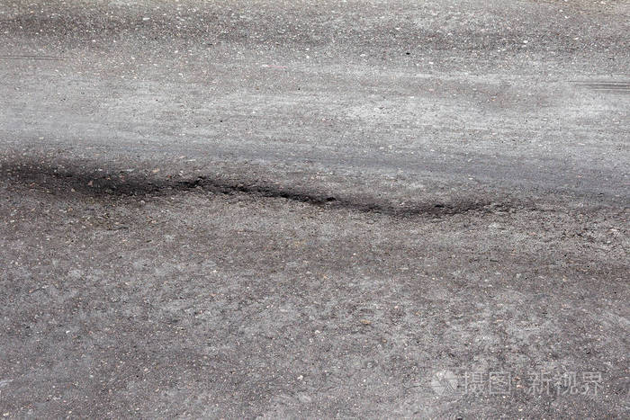 破损的道路破损的沥青和坑洞和斑点非常坏沥青路与大