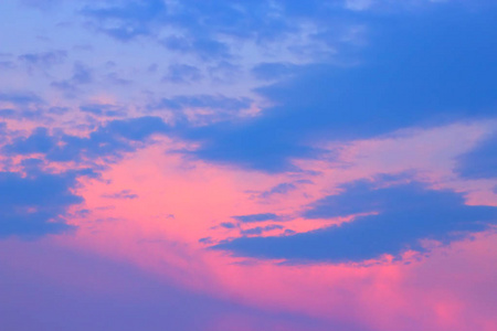 在粉红色的蓝天上观看美丽的粉红色云彩。清晨的云彩和天空。新鲜空气
