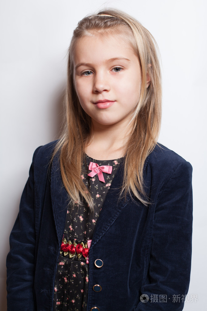 可爱的小女孩(9岁)照片-正版商用图片0ayru9-摄图新视界