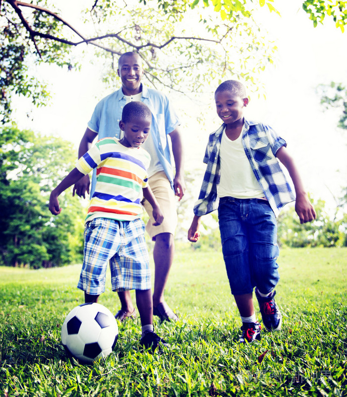 玩球的非洲家庭幸福