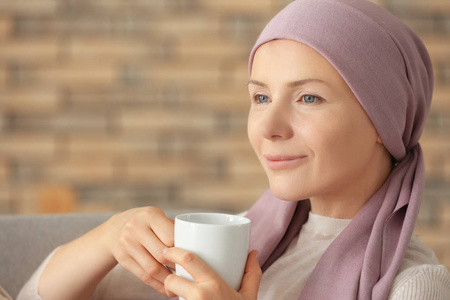 化疗后快乐的女人在家喝茶