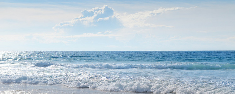 海景，砂的沙滩和蓝天