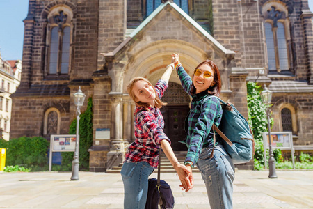 时髦的游客夫妇在欧洲旅行和在老大教堂前面乐趣