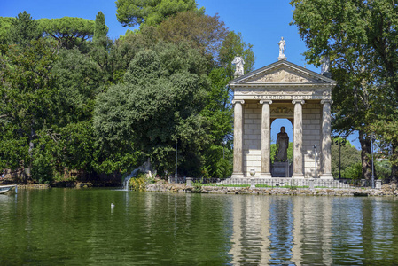 波赛别墅花园。湖与船和 Esculapio 的寺庙. 罗马意大利