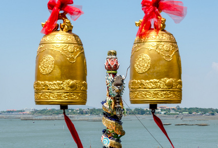 钟声和龙雕像在泰国佛教寺庙