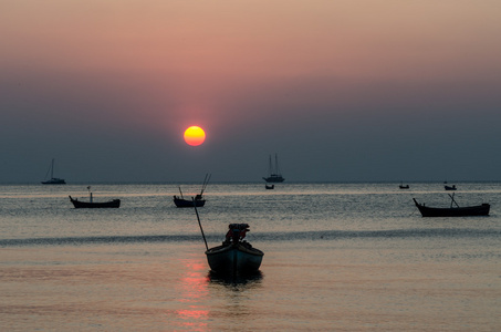 戏剧化的多彩海和船的夕阳的天空