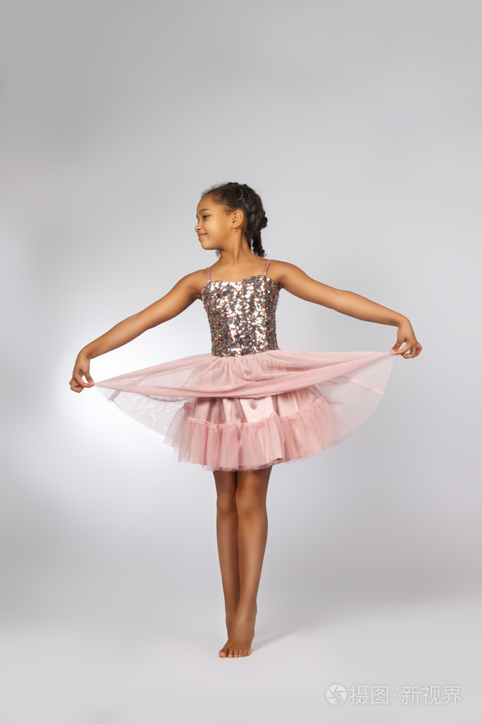 漂亮的小女孩跳舞