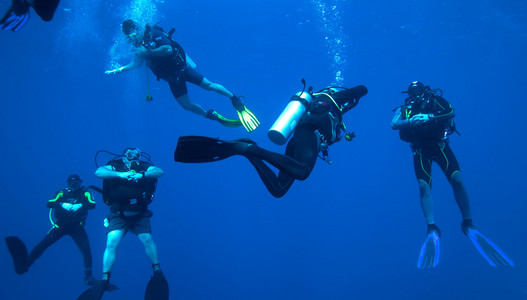 潜水员在 5 分钟安全停止，古巴的组