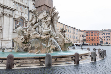 在罗马纳沃纳 纳沃纳广场 的空旷广场上, 四条河流的著名喷泉的景色。意大利