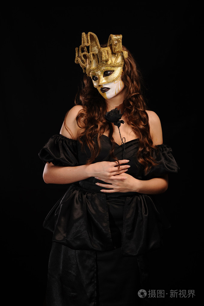 性感的女人举行黑玫瑰