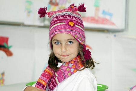 冬天的帽子和围巾的女孩图片