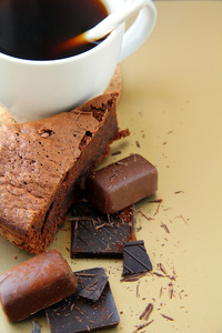 喝杯咖啡和巧克力蛋糕