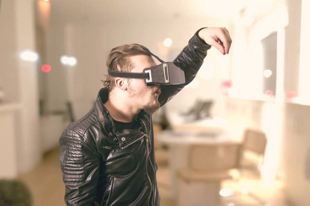 玩游戏的人在家里戴着 vr 眼镜, 拿着东西, 虚拟现实模拟照片