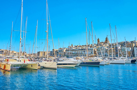 在 Vittoriosa 码头停泊的游艇是观赏从 Xatt Forn 海滨长廊, Birgu, 马耳他的景观对象