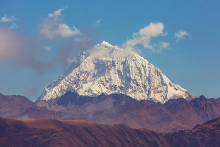 美丽的山川风景在科迪勒拉瓦，秘鲁，南美洲