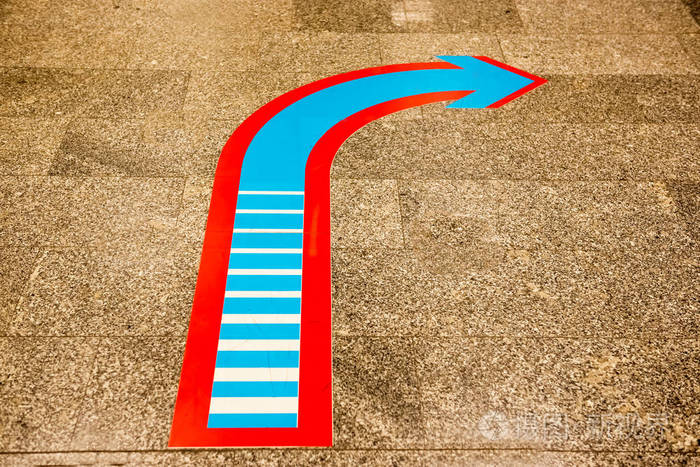 大理石地面上的箭头标牌显示右转弯方向.复制空间并为发短信而清洗