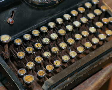 复古黑色生锈打字机与白键