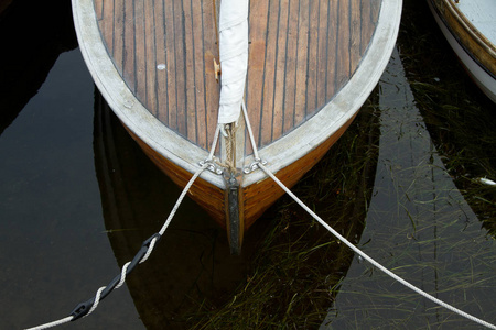 小船在海岸在丹麦斯堪的纳维亚。运输