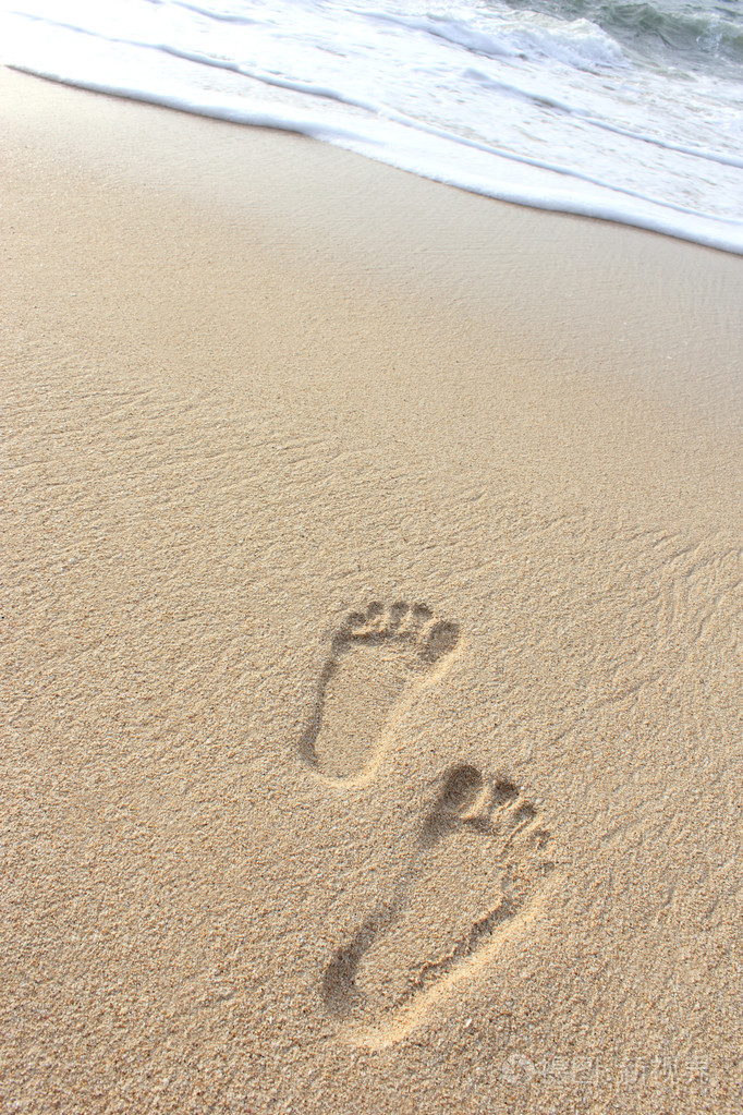 沙滩上的脚印