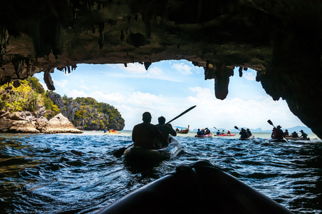 泰国进入泻湖在攀牙湾，穿过洞穴独木舟