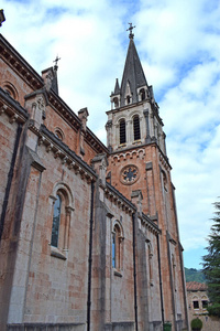 圣玛丽亚 la 真正 de Covadonga 大教堂在阿斯图里亚斯西班牙
