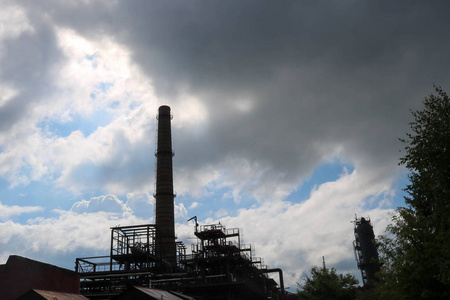 基于蓝天背景的石化炼油工业炼油厂烟气排放的大型高非生态金属铸铁管